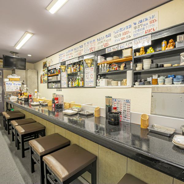 西鉄甘木駅から徒歩8分!全10席のカウンター席は、お一人様でも気兼ねなく過ごせる特等席です♪店主との会話を楽しんだり、静かに一杯飲んだりと、思い思いの時間を過ごせます!仕事帰りのサク飲みや、二軒目としてふらりと立ち寄るのにも最適です!