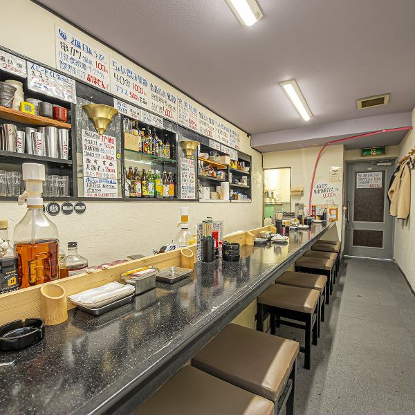 客層は男女半々と幅広く、初めての方でもすぐに馴染めるアットホームな空間が自慢です♪隣り合ったお客様同士で会話が弾むことも珍しくなく、まるで大阪の路地裏にある名店のような活気を感じられます!日常の疲れを癒やす、温かい時間をご提供します♪