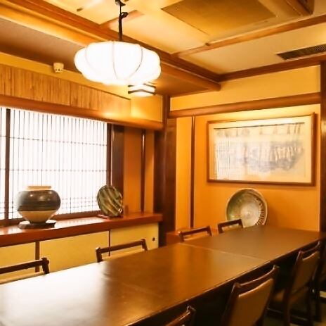 <p>【枚方の和食と寿司の隠れ家】職人技が光る寿司と四季折々の懐石料理を、洗練された空間で堪能。会社宴会や季節毎の各種イベントなどの大型宴会から、ご家族やご友人との気軽なお食事まで◎個室は大小合わせて11部屋を完備しております。周りをきにせず大切な方とのプライベートなひと時をお過ごしいただけます♪</p>