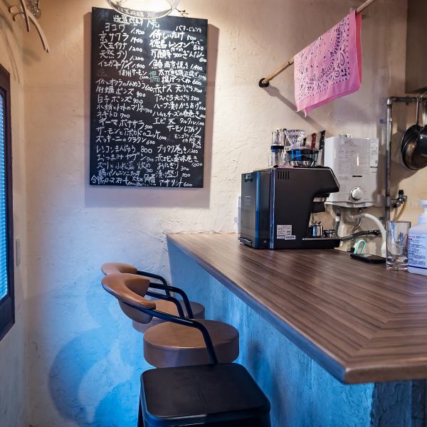 気ある賑やかな立ち飲みスタイルと、腰を据えてじっくり語り合えるカウンター席をご用意しております！お客様のその日の気分や、集まりの目的に合わせて自由な過ごし方をお選びください。琥珀色の照明が灯る店内は、心まで温まるような優しい落ち着いた雰囲気◎