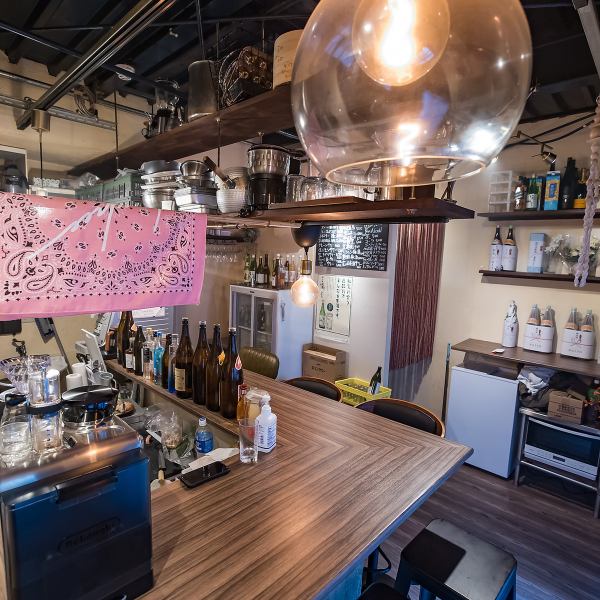 抑えられた照明と上質な内装が、訪れる人々に深い安らぎを与える大人の空間です！近すぎず遠すぎない設計が、隣席との一体感を高めつつも、プライベートな会話を邪魔しない絶妙な距離感を実現。仕事帰りの一献や大切な方との語らいに最適です◎