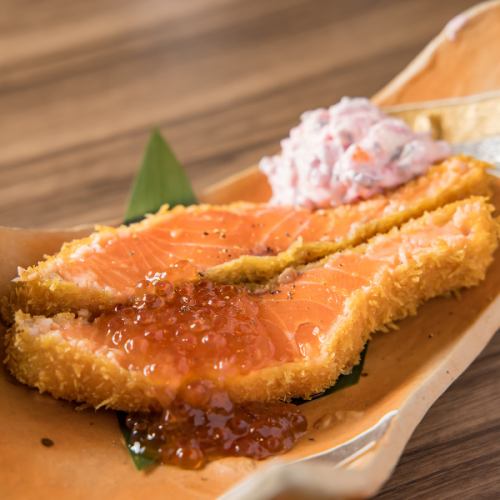 《火入れの妙が光る！刺身でも味わえる新鮮な鮭を使った、贅沢なレアカツ》サーモンレアカツ