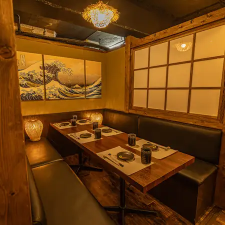 《Private Table Room for 5-6 People》2 Designer rooms where you can forget the noise of the city! These rooms are very popular, so we recommend making your reservation early! "Yorimichi," a modern Japanese izakaya near Shimbashi Station, is perfect for girls' nights out, business dinners, and class reunions.