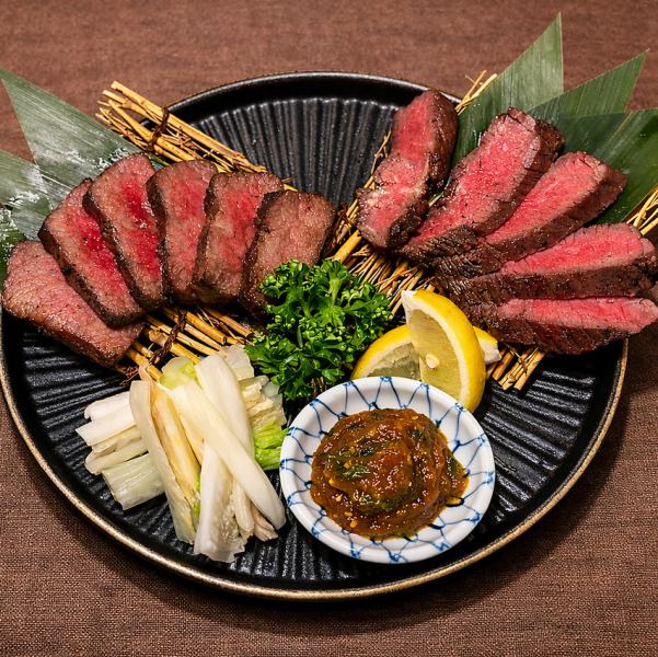 人気一位特上和牛の網焼き二種食べ比べ炭火仕上げで旨みを堪能する看板おすすめメニューです。