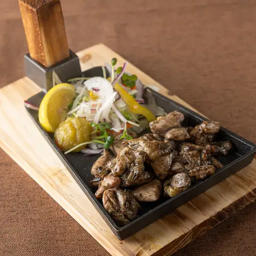 《よりみち 名物料理、長期間飼育の鶏肉》炭火で豪快に仕上げた名物の地鶏の黒焼き!
