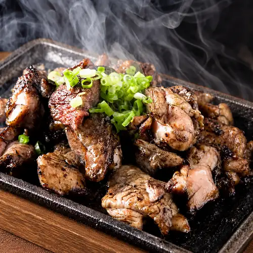 我们的招牌菜:炭烤本地鸡肉,烹制得恰到好处!