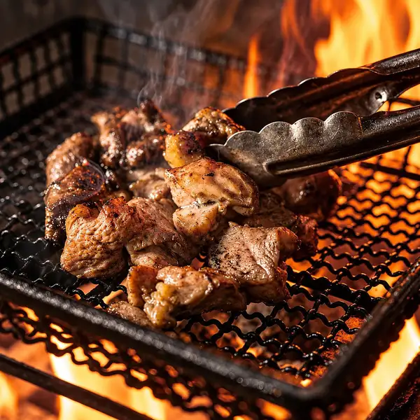 《よりみち 名物料理、長期間飼育の鶏肉》炭火で豪快に仕上げた名物の地鶏の黒焼き！
