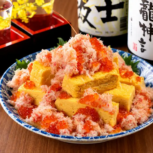 【出汁巻き玉子にカニといくら】溢れんばかりの蟹身とプチプチいくらを豪快に贅沢乗せした極上の名物逸品