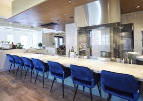 时尚的吧台座位氛围极佳，非常适合独自用餐或情侣约会。