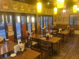 ゆったり奥行きのある店内！テーブル席は広々とお使い頂けます！