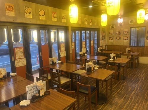 ゆったり奥行きのある店内！テーブル席は広々とお使い頂けます！