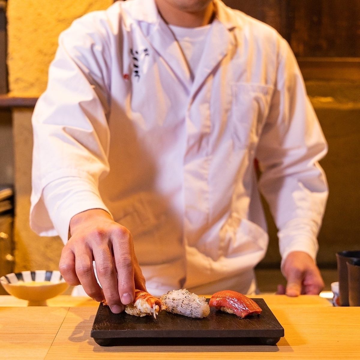 [Starting with the vinegar] Enjoy our "aged sushi" in a casual setting, carefully bringing out the flavor of the seafood.