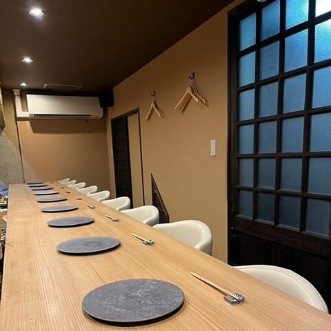 <p>落ち着いた雰囲気の中で、大切な方と特別な時間を過ごしませんか？当店は、全16席の隠れ家的な空間です♪特におすすめなのが、3名様からご予約いただける完全個室。周囲を気にせず会話を楽しめるため、会社帰りのカジュアルな食事会や、久しぶりに集まる友人との再会など、プライベートなシーンに最適です◎</p>