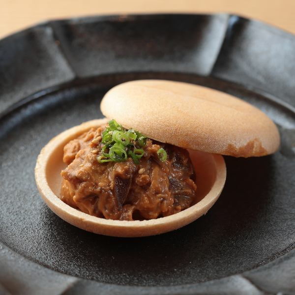 軽やかな最中の食感とあん肝のクリーミーさ、奈良漬けのほのかな甘みがたまらない♪あん肝奈良漬けモナカ