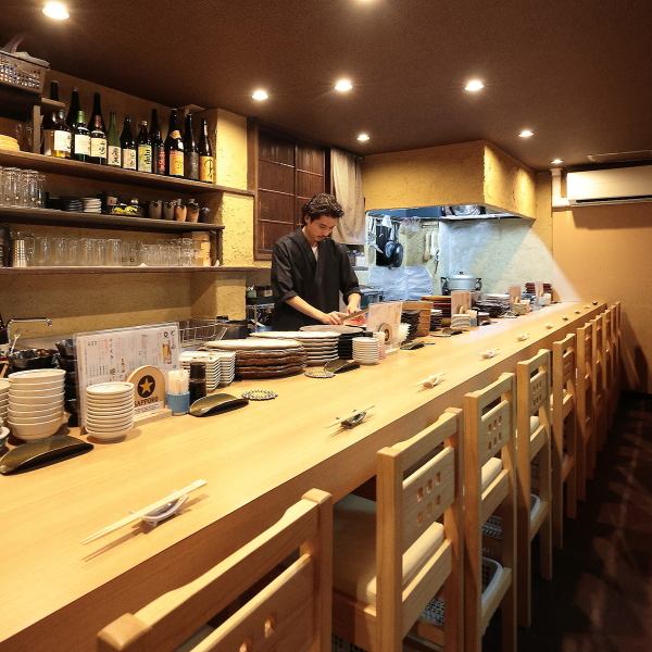 落ち着いた雰囲気の中で、大切な方と特別な時間を過ごしませんか？当店は、全16席の隠れ家的な空間です♪特におすすめなのが、3名様からご予約いただける完全個室。周囲を気にせず会話を楽しめるため、会社帰りのカジュアルな食事会や、久しぶりに集まる友人との再会など、プライベートなシーンに最適です◎