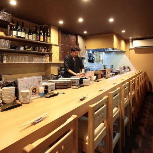 <p>落ち着いた雰囲気の中で、大切な方と特別な時間を過ごしませんか？当店は、全16席の隠れ家的な空間です♪特におすすめなのが、3名様からご予約いただける完全個室。周囲を気にせず会話を楽しめるため、会社帰りのカジュアルな食事会や、久しぶりに集まる友人との再会など、プライベートなシーンに最適です◎</p>