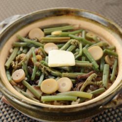 [Seasonal Kamameshi (rice cooked in a pot)] Wild vegetable butter soy sauce