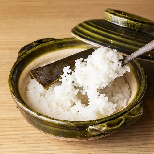 ■炊きたて土鍋ご飯■一粒一粒が際立つふっくらとした食感。シンプルだからこそ素材の良さ。