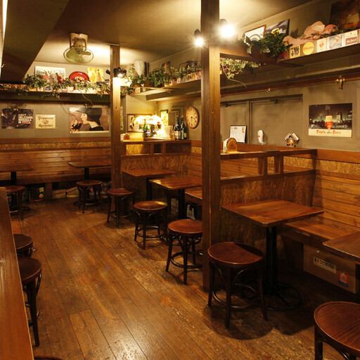 少人数でご利用頂けるテーブル席も多数ご用意しています。気軽に楽しめる雰囲気は、友人や同僚とふらりと来て楽しむもよし!外国人のお客様も多いので、本場のパブで飲んでいるかのような気分も味わえます♪樽生ビールは常時6銘柄ございます。その時の気分やお好みに合わせてお選びください。