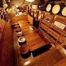 団体での飲み会やパーティは、店内奥の中2階のフロア全体を使うことができます!職場の飲み会や歓迎会・送別会などにおすすめです♪入口すぐの中2階は、テーブルを一列に配置することもできます。誕生日パーティーや部署の飲み会などのご宴会にも最適です。プライベート感あふれる空間でお過ごしください。