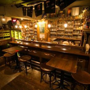 様々な人数に対応できるテーブル席を多数ご用意しております。2名様でのデートから、6名様までのグループ利用まで幅広く対応可能です。