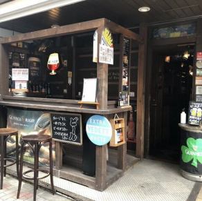 店外のテラス席には喫煙スペースを設けております。店内は全面禁煙とさせていただいておりますので、喫煙される方は、こちらをご利用ください。