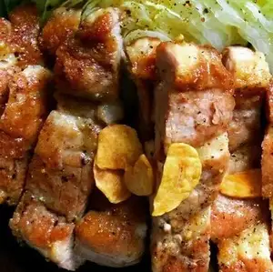 ジューシー☆豚テキと蒸しキャベツ　にんにく醤油ソース