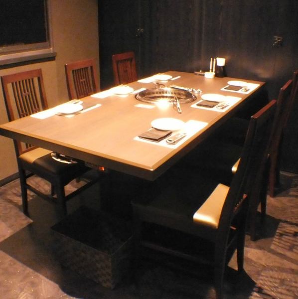 こちらは掘りごたつではなく、テーブル席の個室となっております。テーブル個室は最大12名程度までご利用可能です。※テーブル席とカウンター席は禁煙となります。店舗貸切は最大41名様まで！