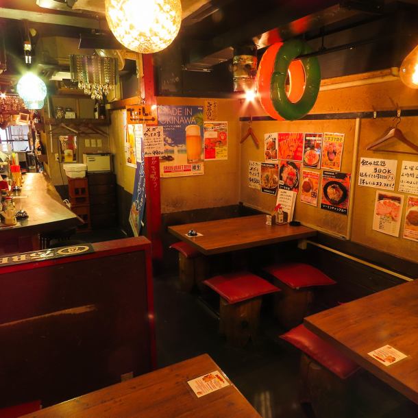 【沖縄気分を満喫】シーサーが描かれた灯篭や泡盛の暖簾・オリオンビールの提灯など、まるで沖縄を思わせるかのようなリラックス空間が広がっております。カウンター席もございますので、仕事終わりの一人飲みやデートなど落ち着いてお酒を飲みたい時にオススメ☆沖縄気分を感じながら自慢の料理をお召し上がりください☆