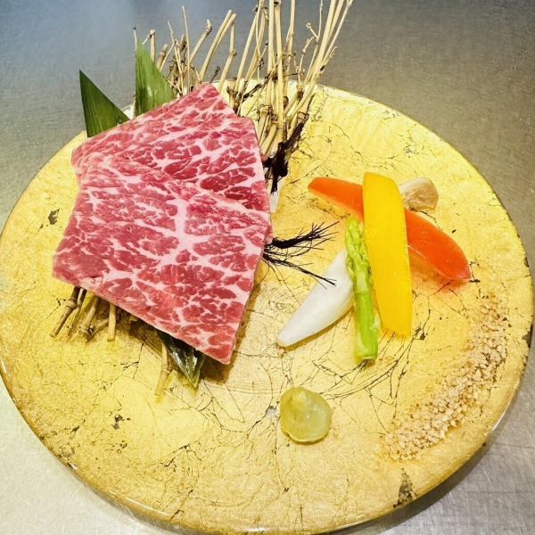 저희 가게에서는, 홋카이도의 센트라스 키친으로부터 직송되는 신선하고 엄선된 소재와 극상 고기를 사용하고 있습니다.신선도 뛰어난 재료를 최고의 상태로 제공하고 있습니다.점내는 밝고 개방적인 분위기가 되어 있으므로, 기분 좋은 공간에서 신선한 고기를 즐길 수 있습니다.