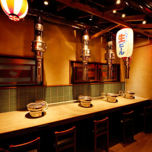 1～2名様向けのカウンター席。落ち着いた空間でサクッとお仕事帰りに夜定食をどうぞ