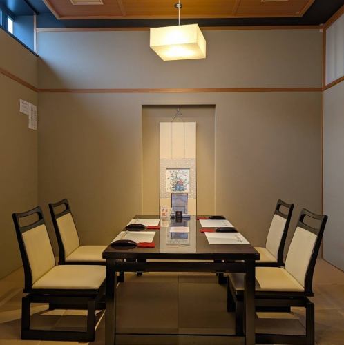 <p>ゆったり寛げる完全個室を4部屋ご用意。大切な接待やご会食など、少人数のお集まりにもおすすめです。8名様の個室をつなげて20名様までご利用いただけます。落ち着いた雰囲気と上質なサービスで、大切な集まりを演出します。</p>