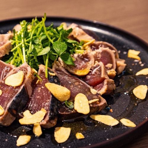 炭焼鰹の塩タタキ～天日塩と青森にんにくと山葵～