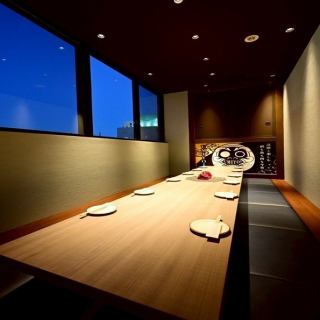 [12人/帶下沉式暖桌的全私人包廂] 廣受歡迎的寬敞私人包廂可容納8至12人。地板舖有軟墊，您可以舒適地享用美食或暢談！由於這是一個完全私密的房間，您可以享受自己的私人空間，而無需擔心周圍其他人。使用平板電腦下單非常方便。這間私人包廂非常適合各種場合，包括歡迎會和告別會。