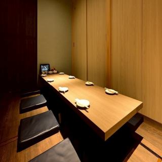 [10人/全私人包廂（下沉式暖桌）] ◆ 由著名設計師監督打造的放鬆空間 ◆ 下沉式暖桌座位非常適合週年紀念、生日慶祝、約會，甚至與同事一起喝酒聚會。我們精心打造的空間能夠滿足每位顧客的個人需求。提供私人私人房間，可用於各種場合，例如商務招待、團體約會和歡迎/告別派對。