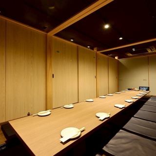 【13-20人/包廂(堀閣)】推薦用於公司聚會和同學會!包間大小可依人數調整。如有任何需求,請隨時與我們聯繫!暢飲套餐價格合理,3 小時起價 1650 日圓。此方案便於活動主辦單位使用,並將有助於打造令人難忘的體驗。在舒適的空間盡情享受吧。