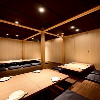 [21-30人/全私人包廂（下沉式暖桌）] 我們有適合私人宴會和中型宴會的完美空間。另一個優點是您可以選擇吸煙或非吸煙環境。我們的優勢在於能夠根據人數和場合靈活安排座位。我們將創造一個理想的空間，讓每個人都能看到彼此的臉龐，感受到團結一致的感覺。盡情享用舒適的宴會。