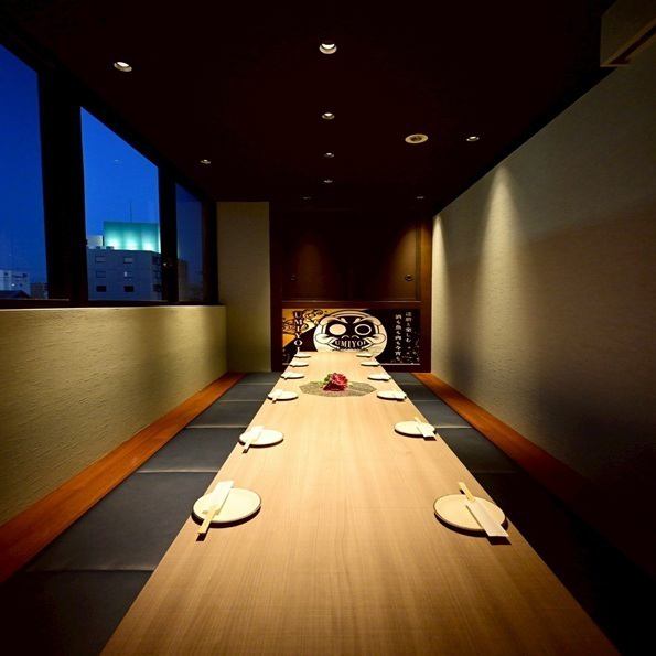 店内はマット個室や掘りごたつで広々とお寛ぎいただける空間です！クッション材の床で足元も楽々！快適にお料理やお酒を味わえます！全席タブレット注文でプライベート空間や接待、カップル様々なシーンでご利用いただけます◎選べる【喫煙/禁煙個室】も嬉しいポイント★美味しい海鮮でお酒と会話に酔いましょう！