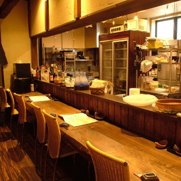 The counter, which is popular with regular customers, is one of the pleasures of talking with the staff.