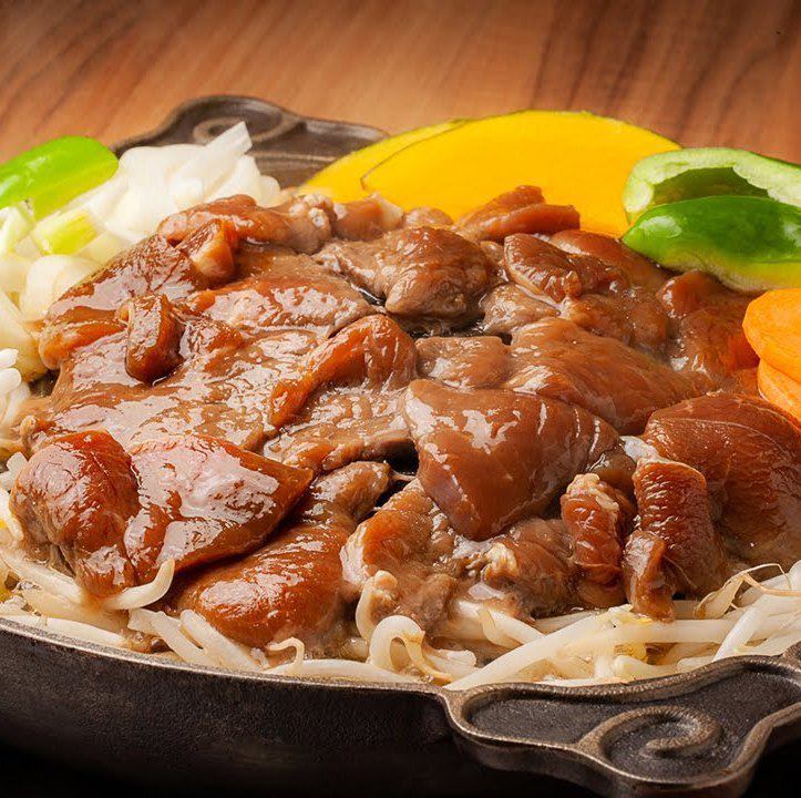 ジンギスカンのおいしさの秘密はこだわりのお肉・秘伝の生ダレ・特製の鍋にあり！