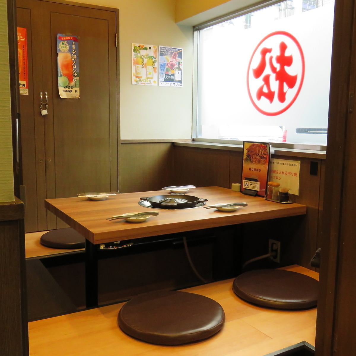 A private room with a sunken kotatsu table that can accommodate up to 16 people.