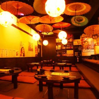 Enjoy a relaxing drink at the tatami seats surrounding the chabudai