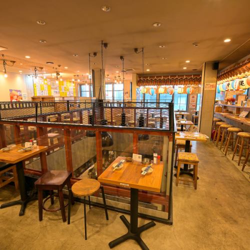 【適合小酌一杯】店內有燈籠和暖簾，充滿情調。