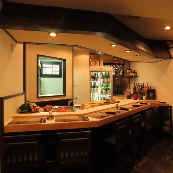 [Specially selected counter seats] The spacious and relaxing counter seats are recommended for dining alone or with a partner.Please enjoy the cooking scene and the conversation with the staff♪