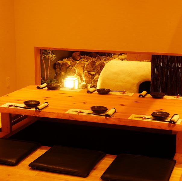 大小さまざまな個室をご用意しておりますので、様々なシーンや人数に合わせてお部屋をご案内させていただきます。広々空間でのんびりお過ごしください。