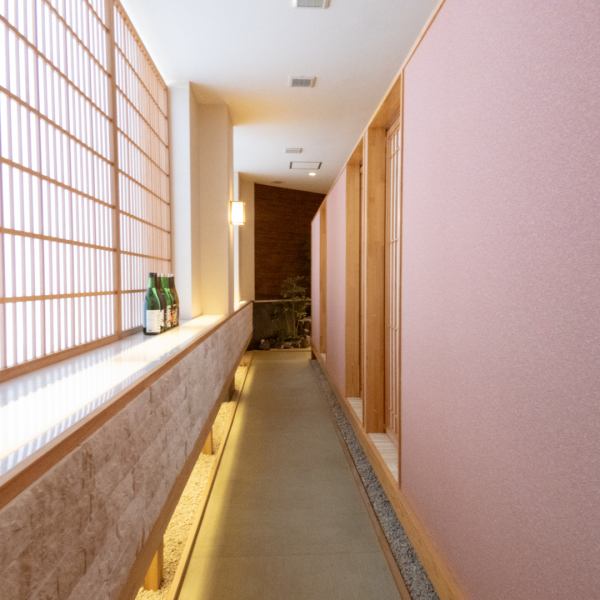 あたたかな照明に包まれる、『和』の柔らかな雰囲気の店内。日頃の喧噪から離れ、ゆったりとした時間が流れます。