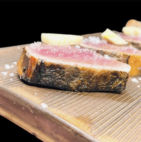 Specialty! 4 slices of straw-grilled bonito