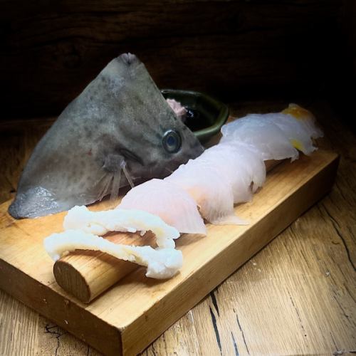 Heartonaka®︎Izakaya

- Filefish sashimi -
The liver soy sauce and boiled skin are plump and crispy.
The flesh is now like pufferfish
Filefish is a luxury fish

Thank you for today Saturday too

#HeartNaka #Filefish