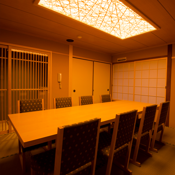 格子戸で完全に仕切られた和個室は4～8名様までご利用可能！