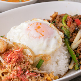 我們提供種類繁多的菜單，從正宗的泰國美食到適合下酒的特色菜！